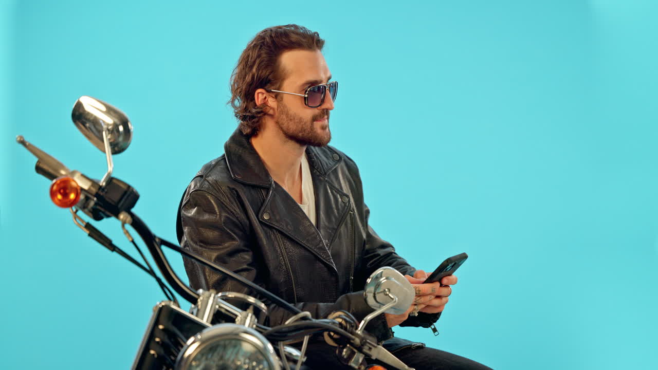 Moto da viaggio, telefono e uomo in studio su sfondo blu