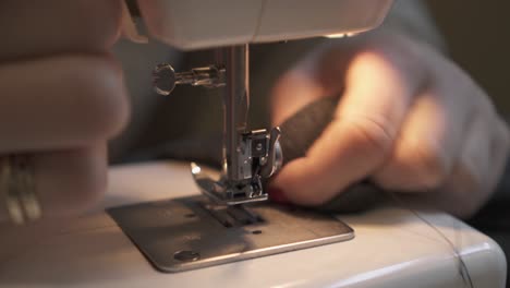 mujer cosiendo - cierre de aguja de coser, textil y manos