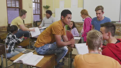 estudiantes que trabajan juntos en una clase de secundaria