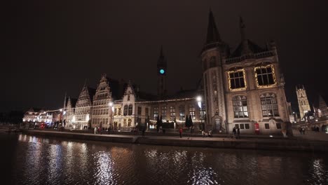 Paseo-Turístico-Bajo-Edificios-Góticos-Iluminados-A-Lo-Largo-Del-Graslei,-Gante,-Bélgica