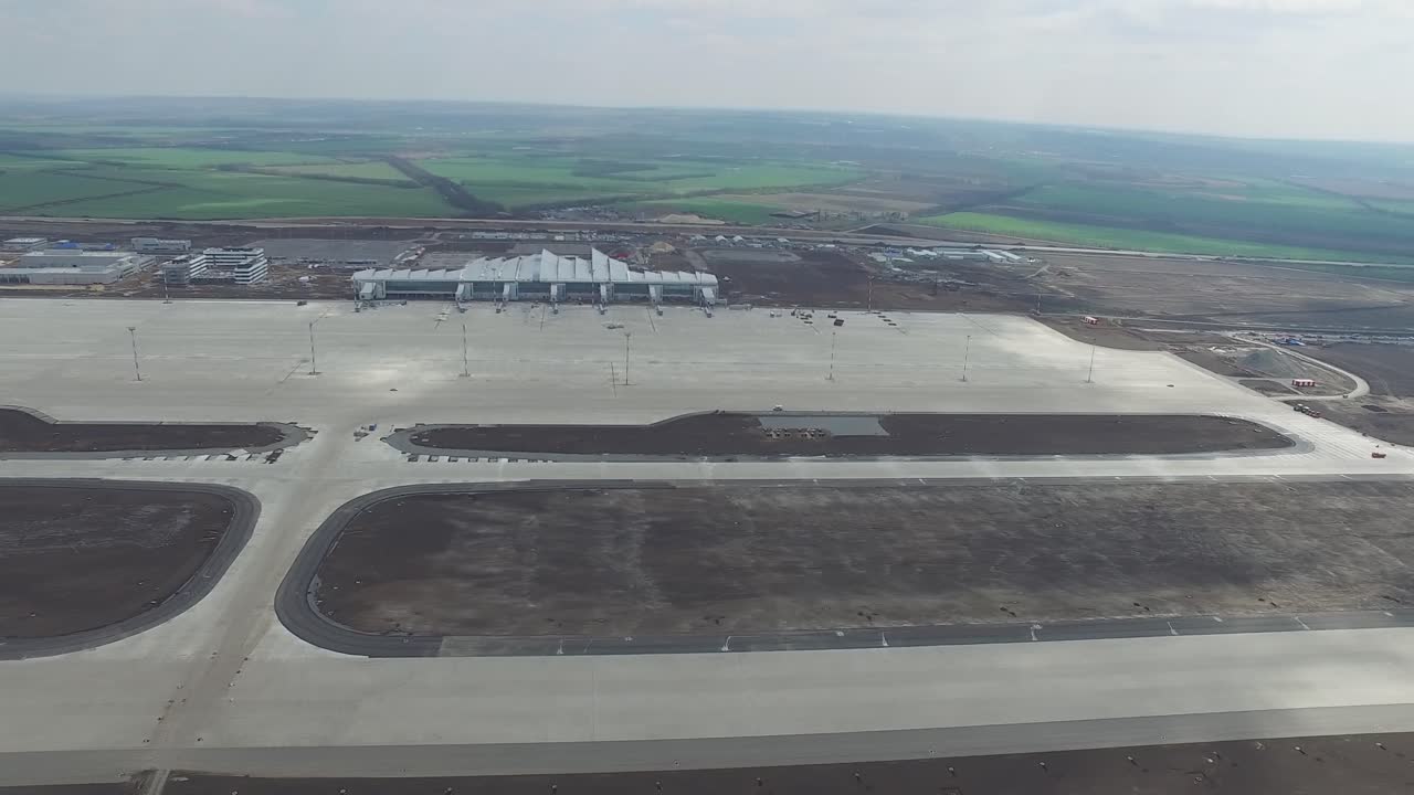 vista aérea de un nuevo aeropuerto en construcción