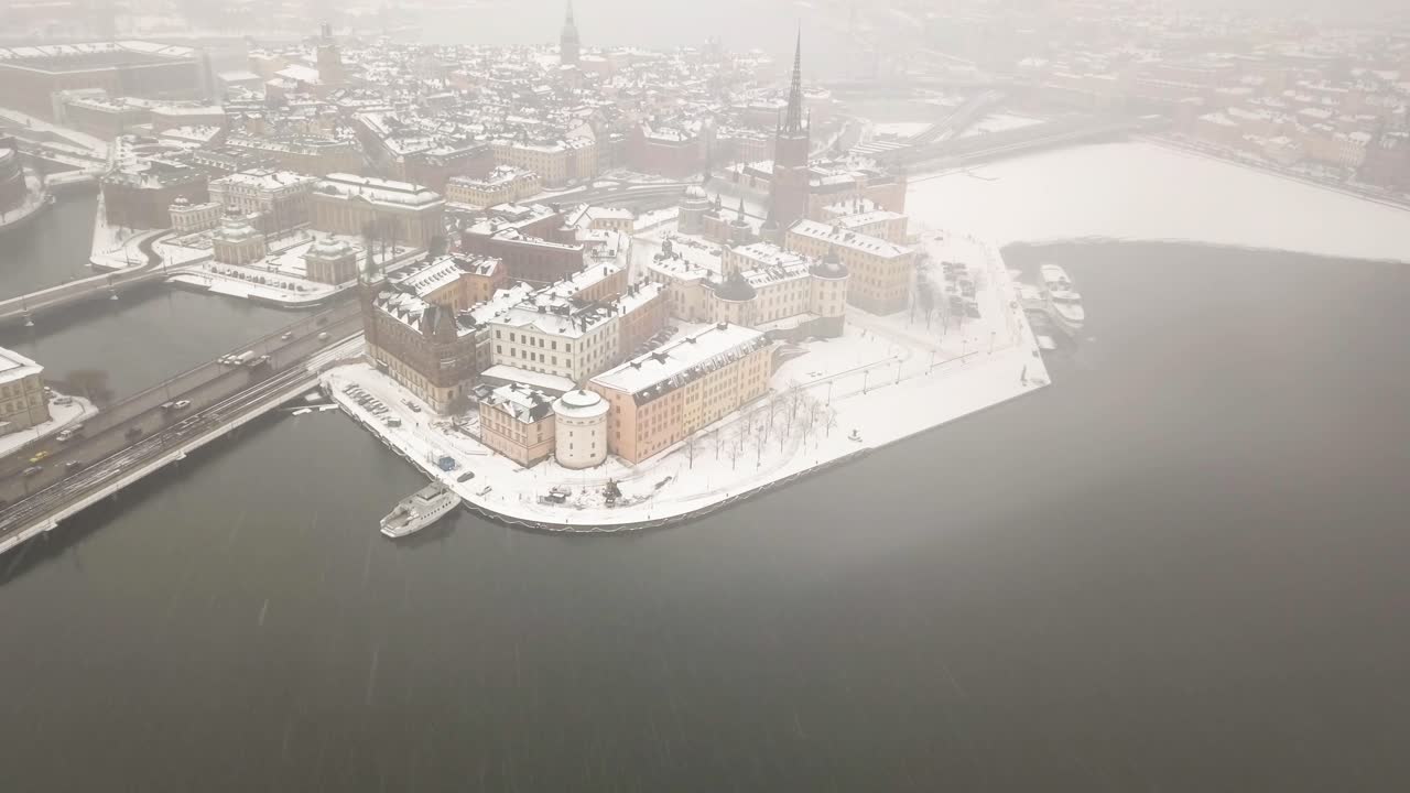 주요 해안가 부지를 천천히 확대하면서 오래된 도시 스카이라인의 광각 드론 영상
