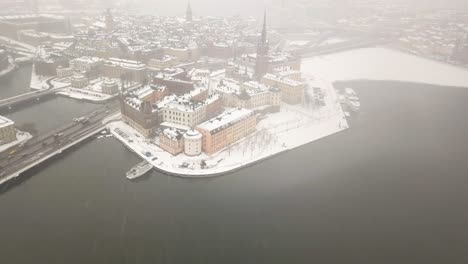 imágenes de drones de gran angular del horizonte de la ciudad vieja mientras se acerca lentamente una propiedad privilegiada frente al mar