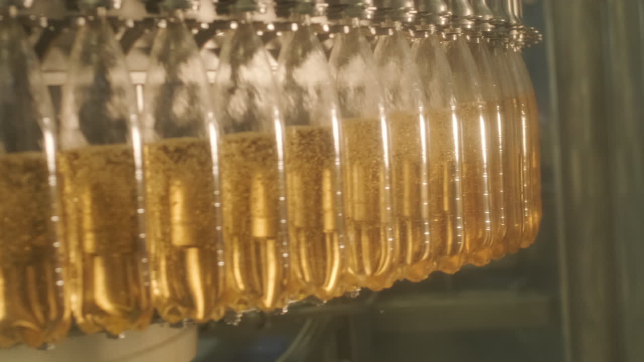 Bottling plant with filled plastic bottles