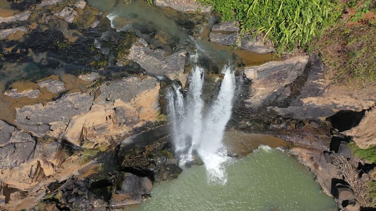 vista aérea de una cascada en un bosque exuberante