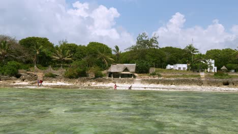 naturaleza serena con la costa tropical de la playa de diani en el océano índico en kenia, áfrica