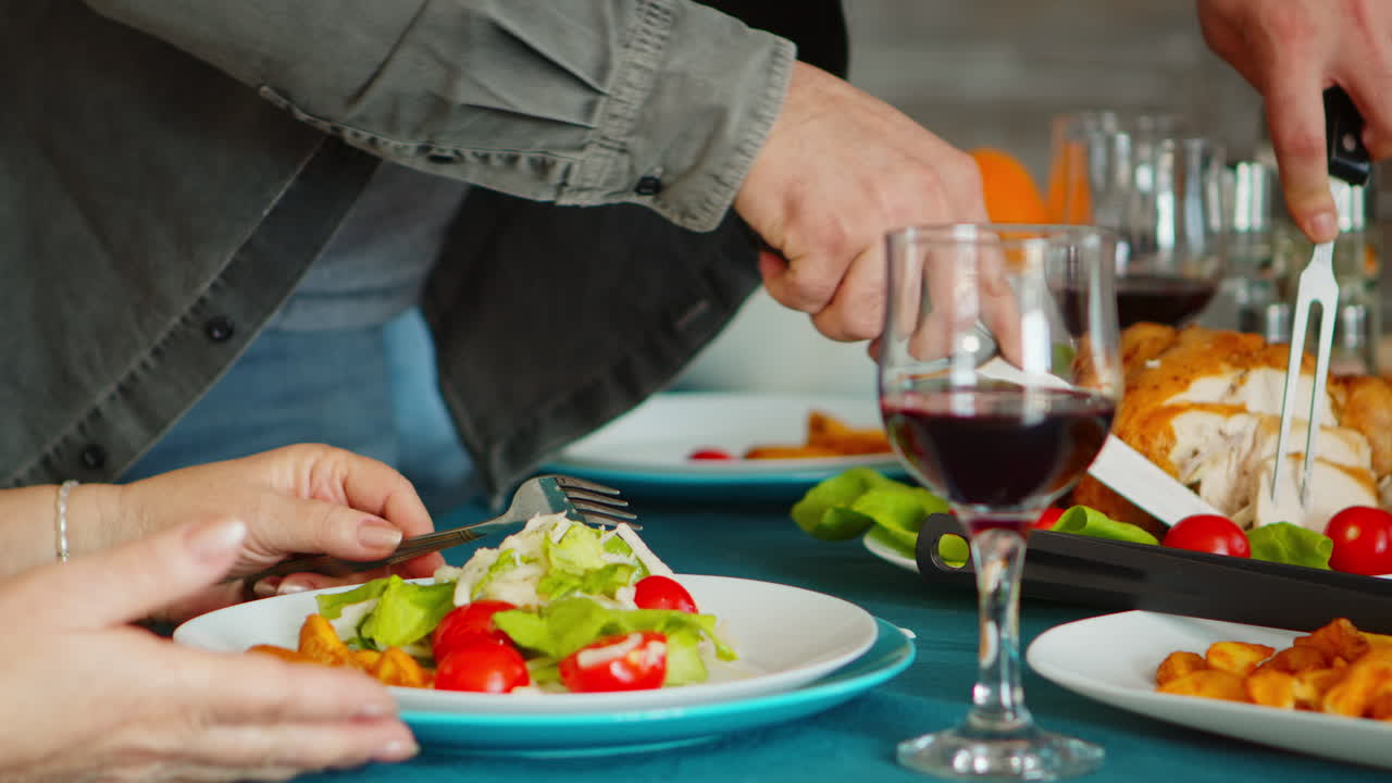 primer plano de un joven sirviendo a su madre