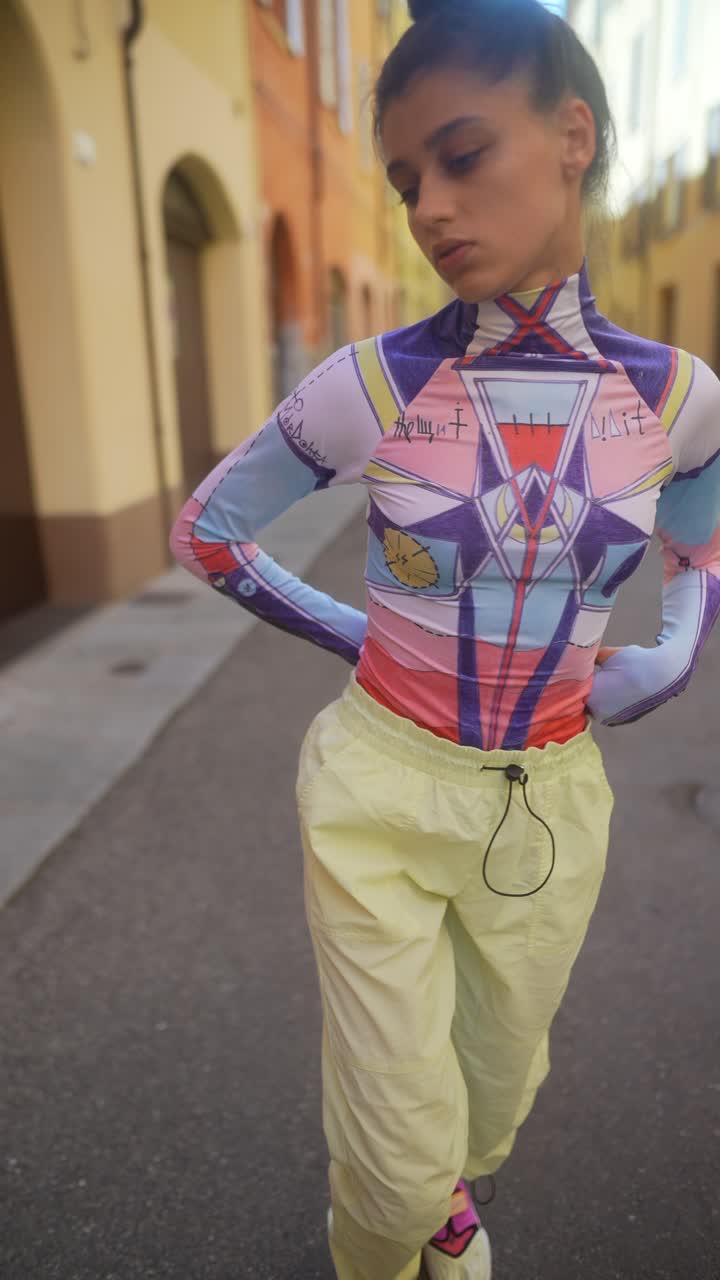 mujer elegante en moda colorida