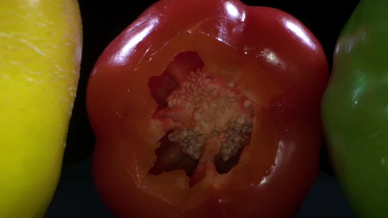 내부의 씨앗을 보여주는 빨간 피망에서 나가는 매크로 샷