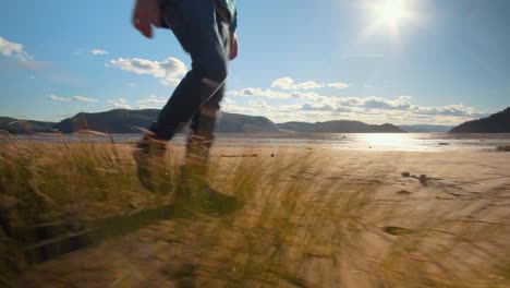 Caminar-En-Una-Playa-En-Un-Lugar-Remoto-En-Canadá