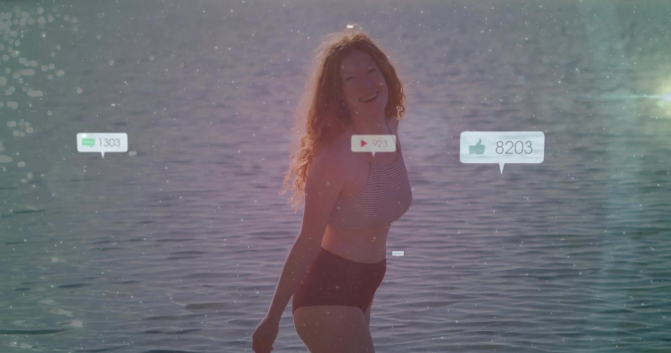 Donna che entra in acqua bassa e si sposta al centro, con bolle di social media sovrapposte in cerca di like.