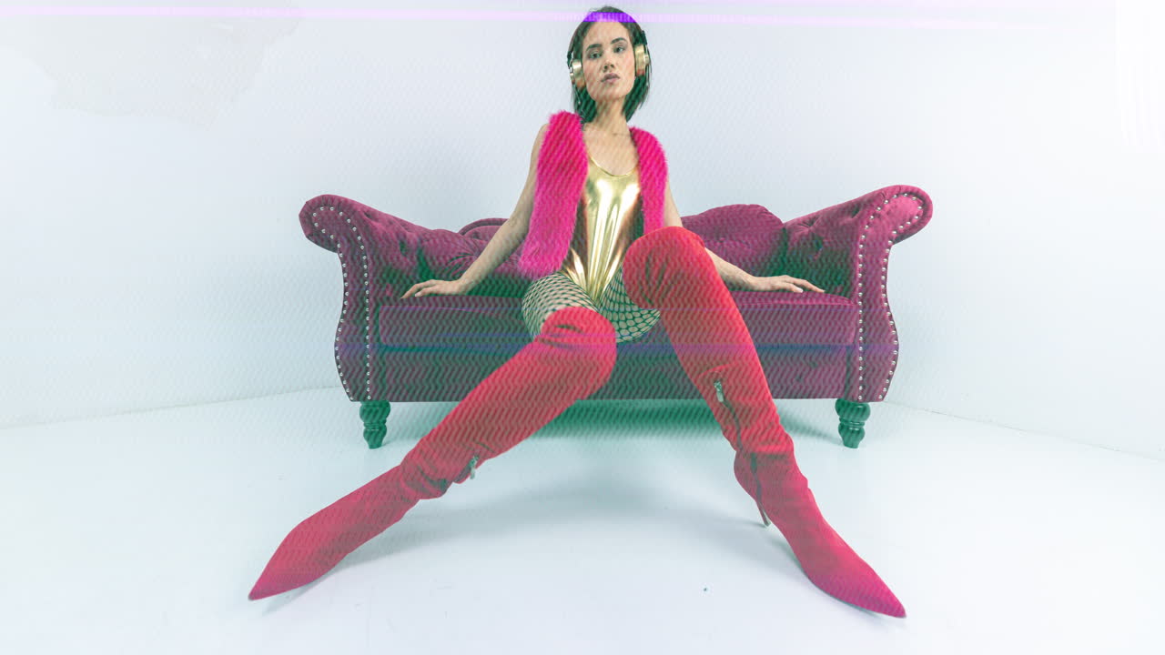 mujer posa con orejas de conejo de bola de espejo