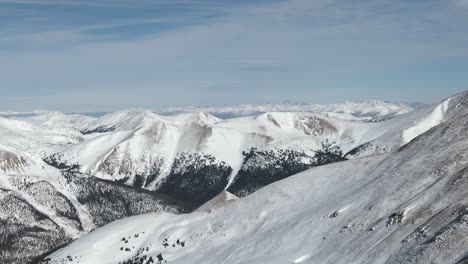 Vistas-Aéreas-De-Los-Picos-De-Las-Montañas-Desde-El-Paso-Loveland,-Colorado