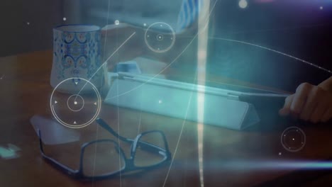 animación de redes de conexiones con iconos sobre la mujer usando tableta