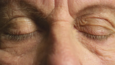 anciano, ojos y deterioro de la salud