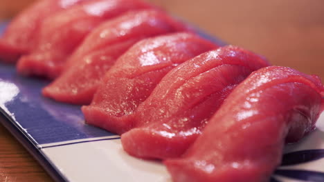 cocina japonesa. un sushi de filete de atún en un plato