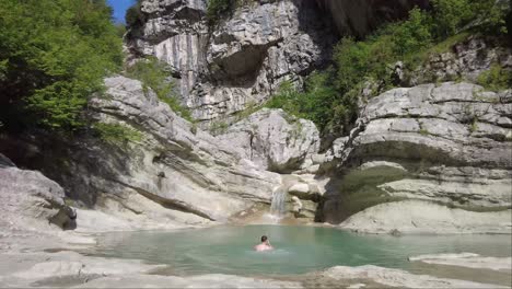 los turistas nadan en la piscina turquesa