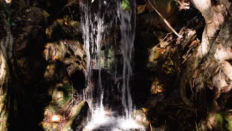 Ein-Sanfter-Fluss-Findet-Seinen-Höhepunkt,-Wenn-Er-In-Eine-Große,-Geschwungene-Wasserstraße-Mündet-Und-Ein-Atemberaubendes-Naturschauspiel-Schafft