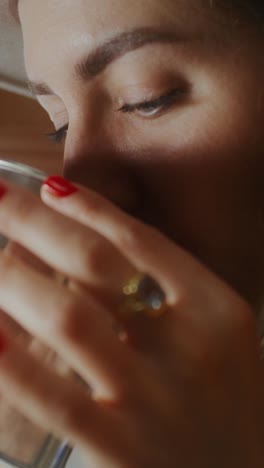 una mujer disfrutando de una copa.