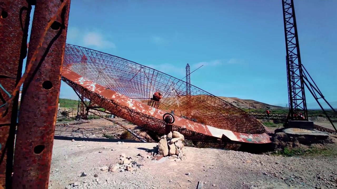 Puerta y satélite. Antena parabólica antigua en una zona secreta. Comunicación tecnológica privada.