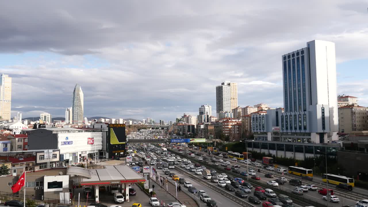 Paesaggio urbano di Istanbul con traffico intenso