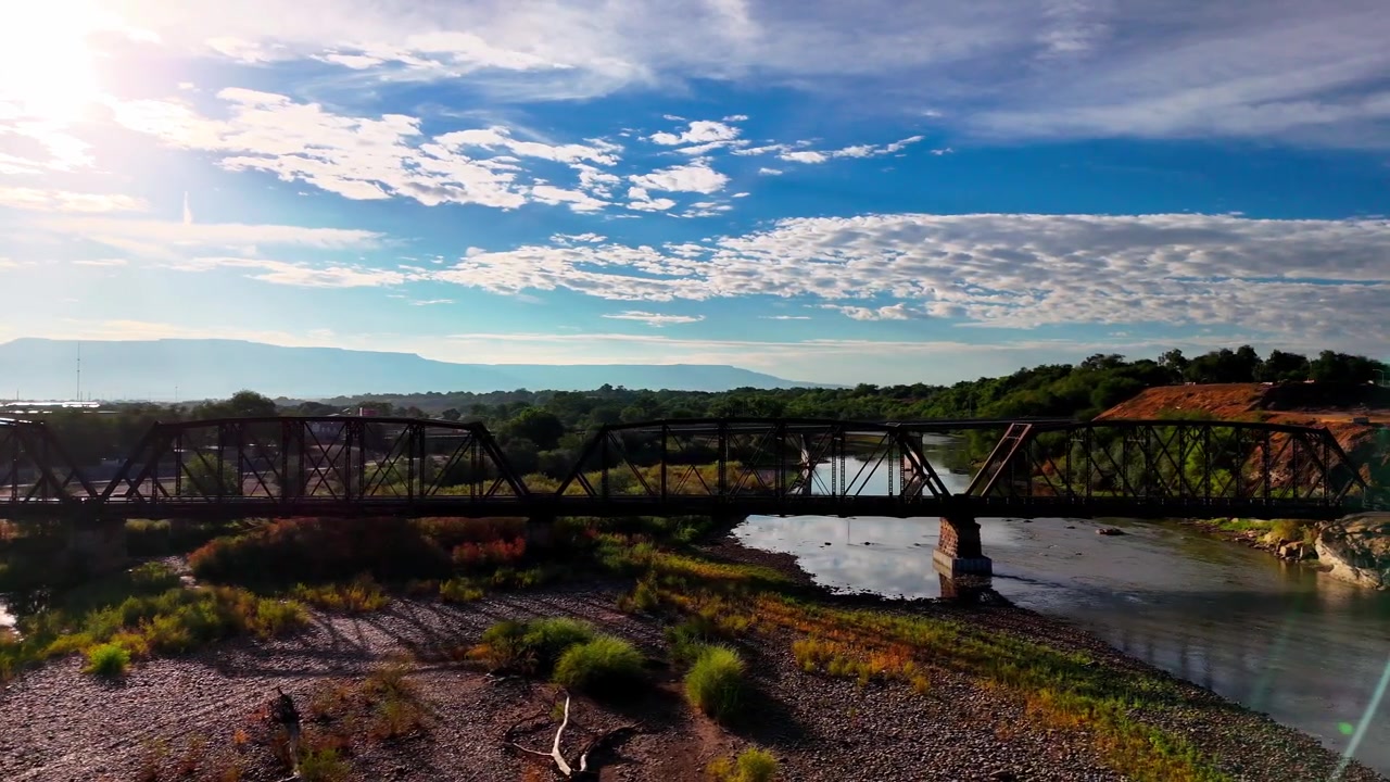Imagem panorâmica de uma antiga ponte ferroviária sobre o Rio Colorado em Grand Junction, Colorado. Filmado no meio da manhã no final do verão.
