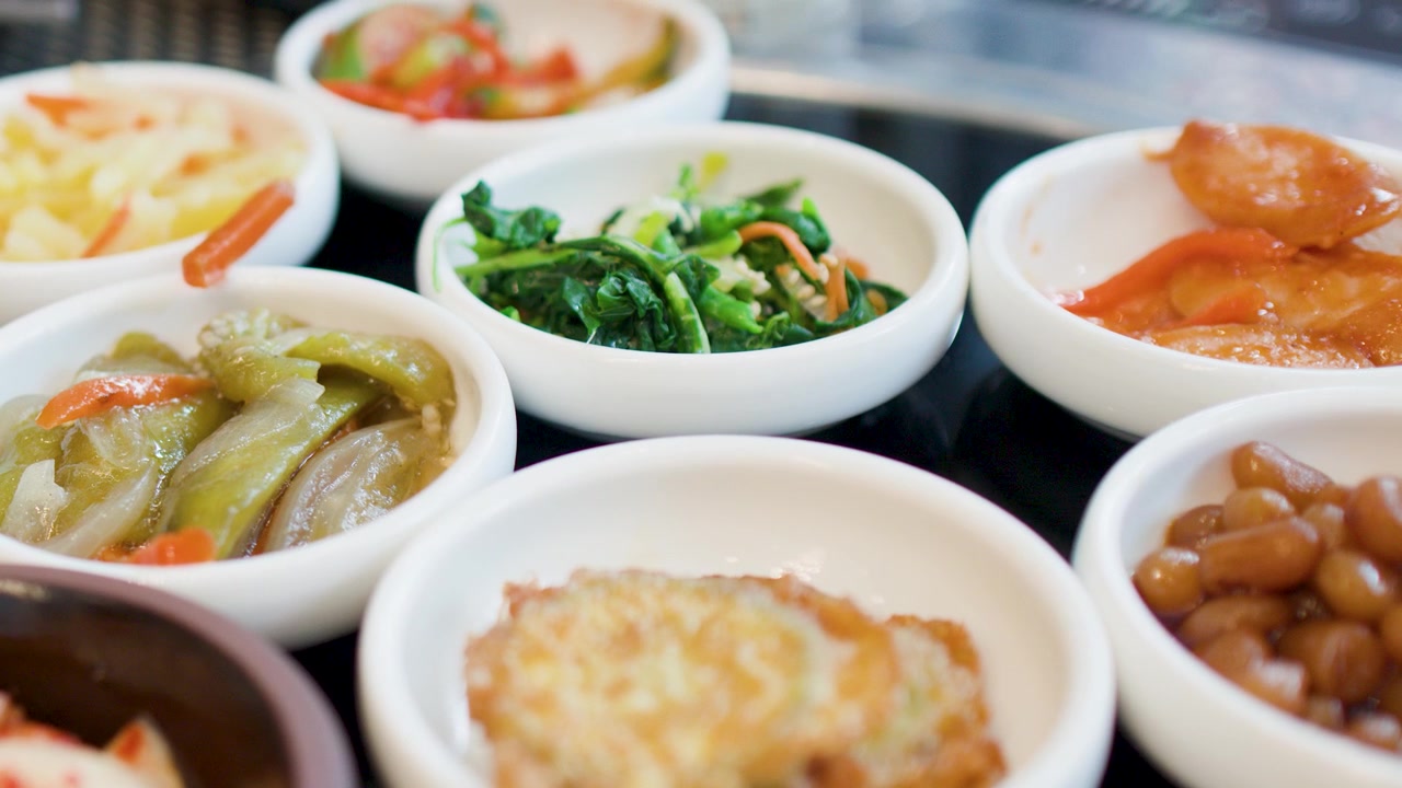 젓가락으로 맛있는 전을 집어 드는 전통 한식 반찬 클로즈업 샷