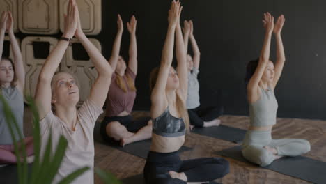clase de yoga en grupo