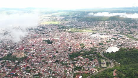 Vista-Aérea-De-Una-Carretera-Y-Un-Pueblo-Mexicano-En-Oaxaca