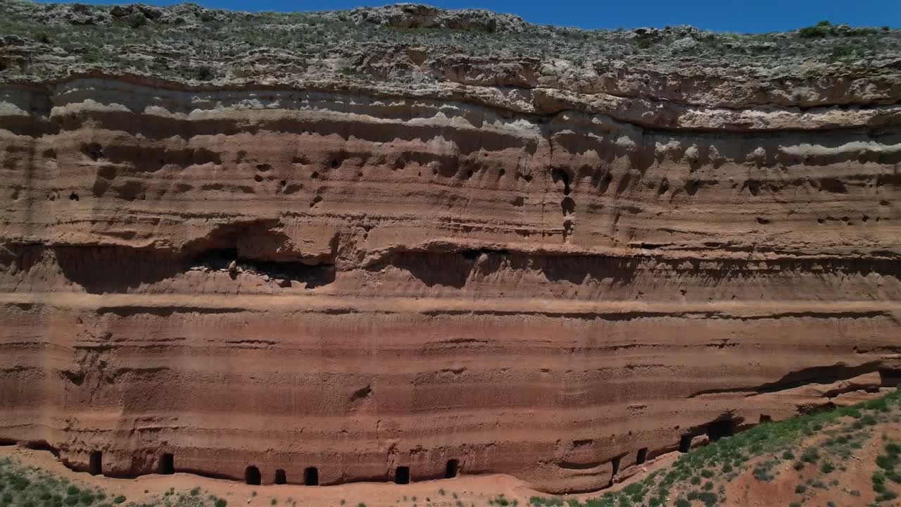rebaño de cuervos junto a una montaña roja mística en el desierto en teruel, españa