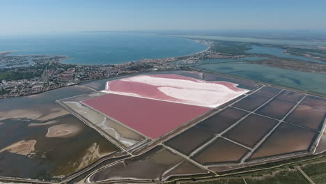 drones de la costa del mar mediterráneo ven marchas de sal con agua rosada.