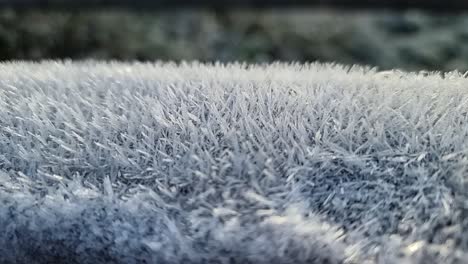 los picos de helada congelada patrón natural de cerca el recubrimiento de la valla de madera en el parque de invierno frío