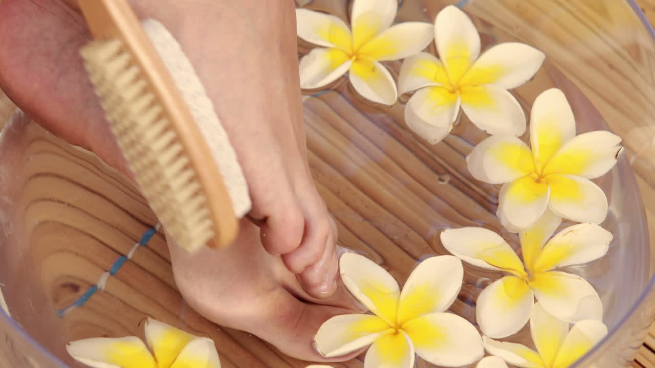 Donna che si fa la pedicura al nail salon.