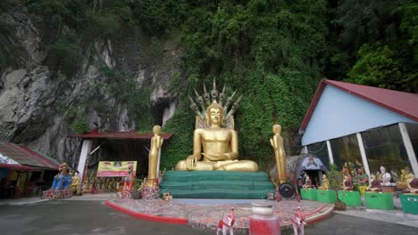 estatua de buda en el templo de la cueva