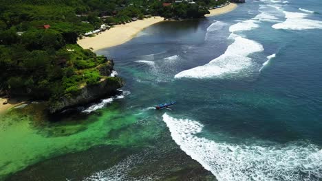 Drohnenaufnahme-Eines-Traditionellen-Fischerbootes-Geht-Vom-Strand-Zum-Meer---Traditionelle-Indonesische-Fischer