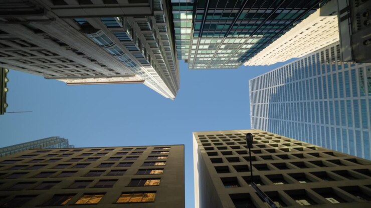 Guardando in alto alti edifici per uffici di architettura moderna nel Downtown Toronto Financial District