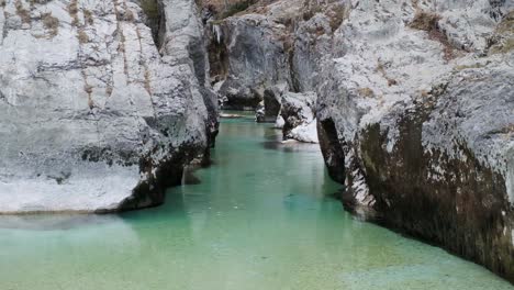 hermosa vista del agua turquesa bajando por el río en el río soca, eslovenia
