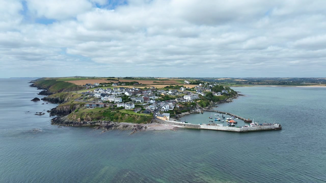 Smukke BallyCotton fiskerby og havn på Irlands sydkyst i County Cork, en populær turistdestination.