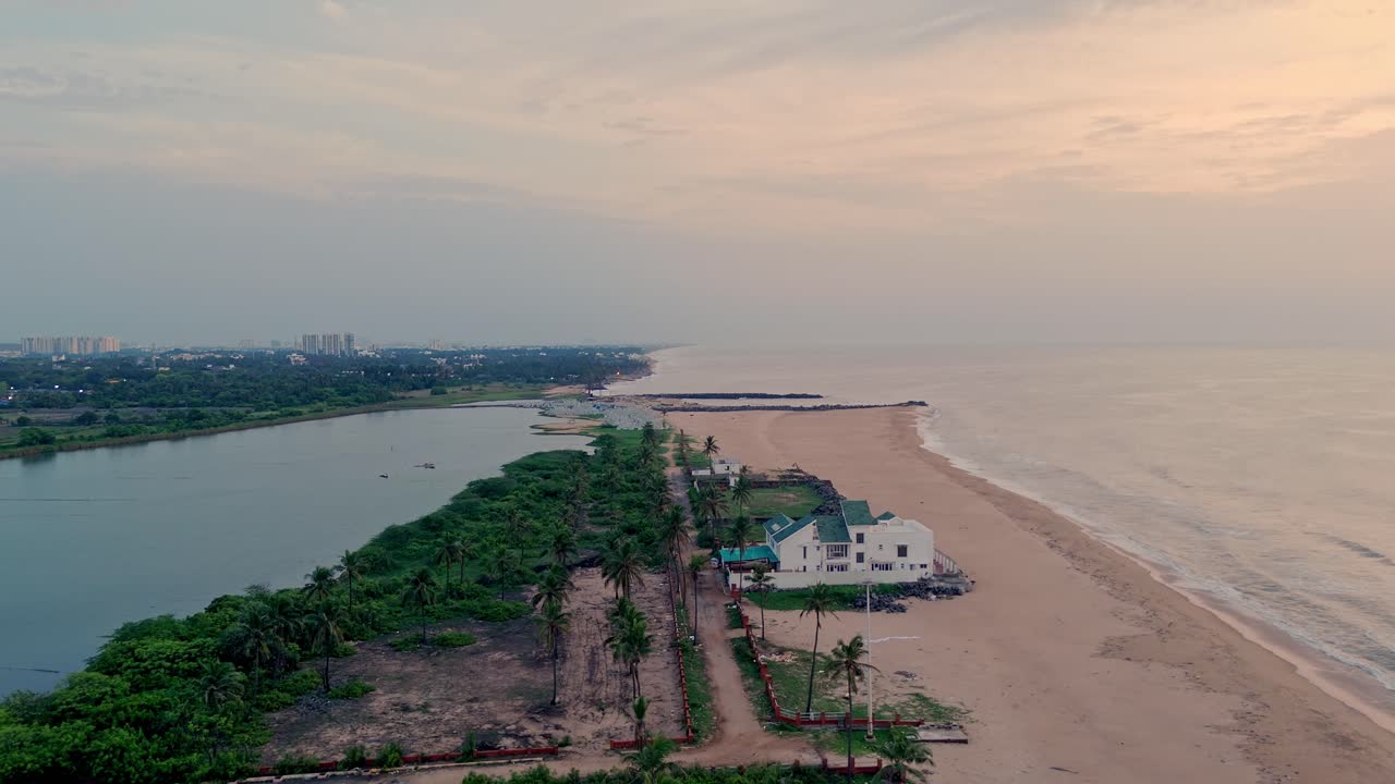 tomada cinematográfica de drones del lugar de unión entre el backwater y el mar en chennai.