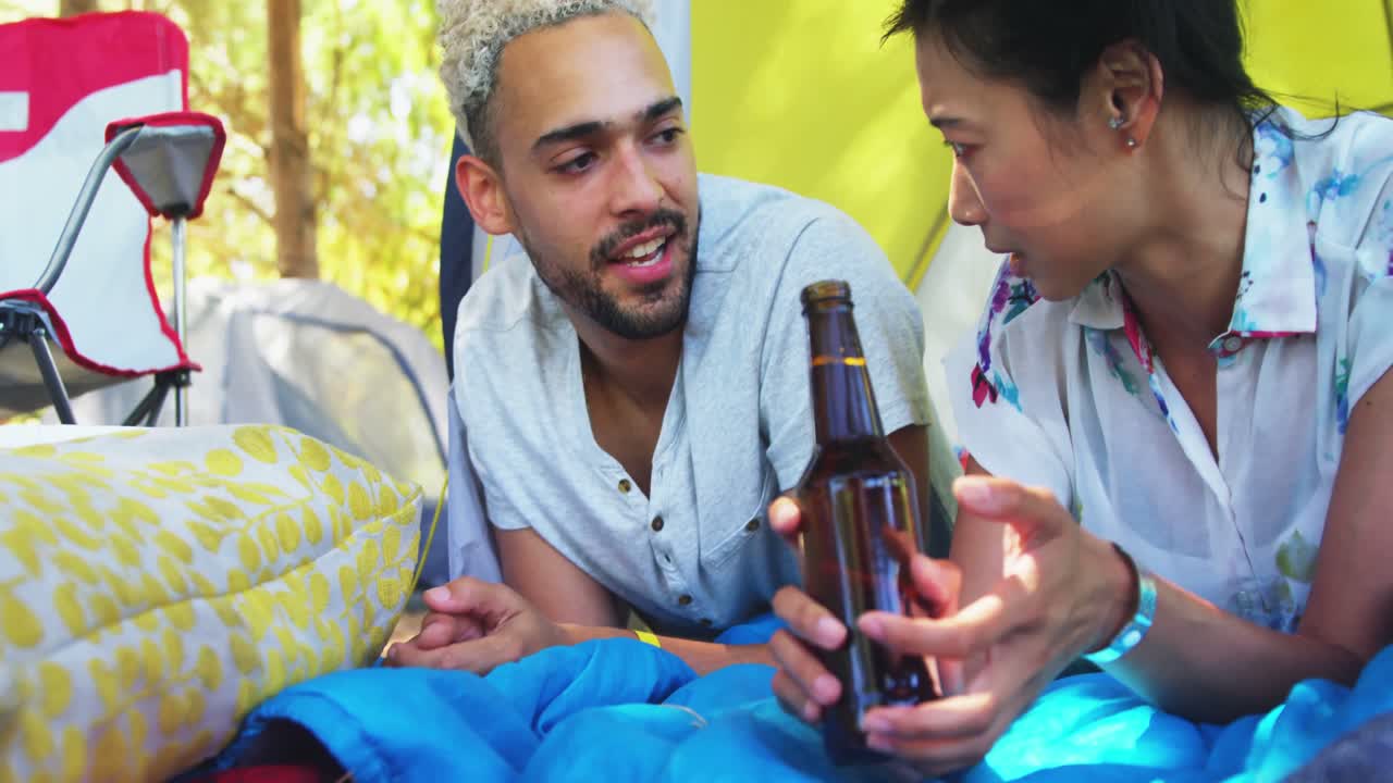 pareja interactuando entre sí mientras tienen una botella de cerveza 4k
