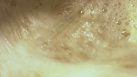 mezclador manual que combina una mezcla heterogénea con burbujas en un plano cerrado en detalle