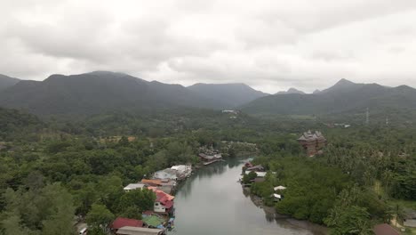 Vista-Aérea-Del-Paisaje-Fluvial-Y-Montañoso,-Toma-De-Aproximación-Inclinada-Hacia-Arriba