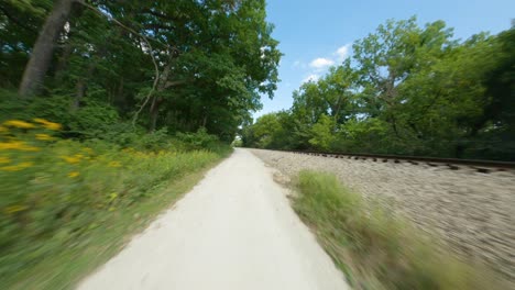 Andar-En-Bicicleta-Y-Correr-Por-Un-Sendero-De-Piedra-Caliza-Triturada