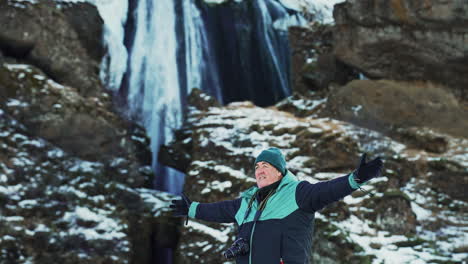 panorámico gljufrafoss, islandia paisaje de cascadas con turistas disfrutando de la vida en cámara lenta