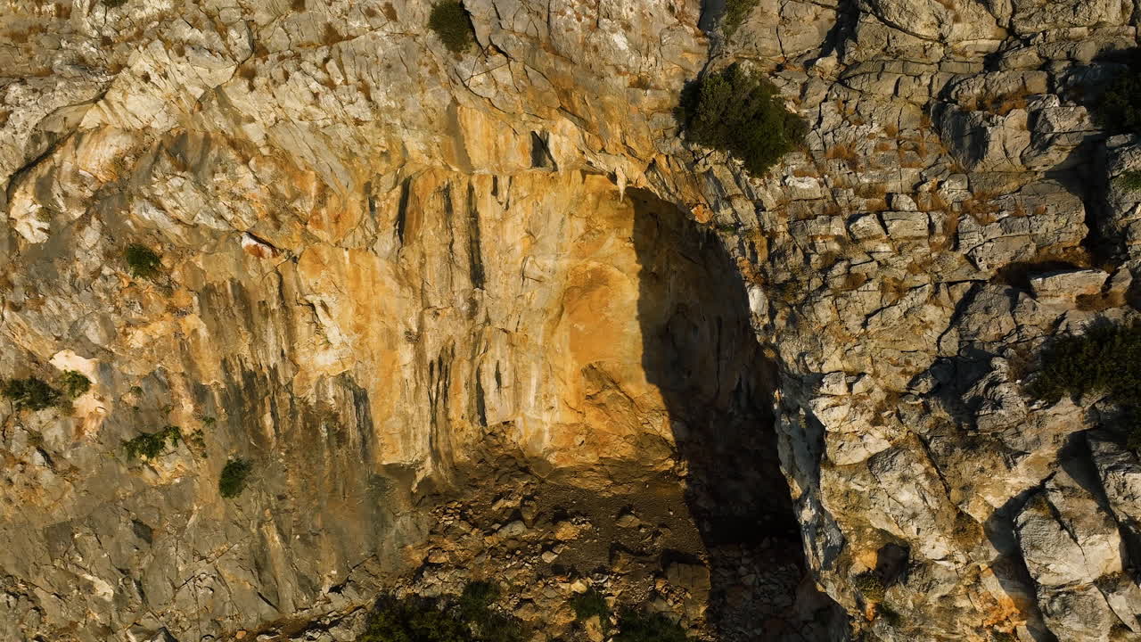 vista aérea de una cueva en el paisaje de la montaña rocosa