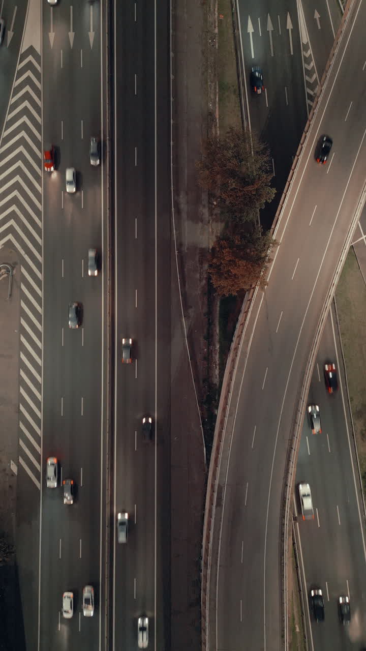 Luftfoto af et motorvejskryds i byen med kørende trafik