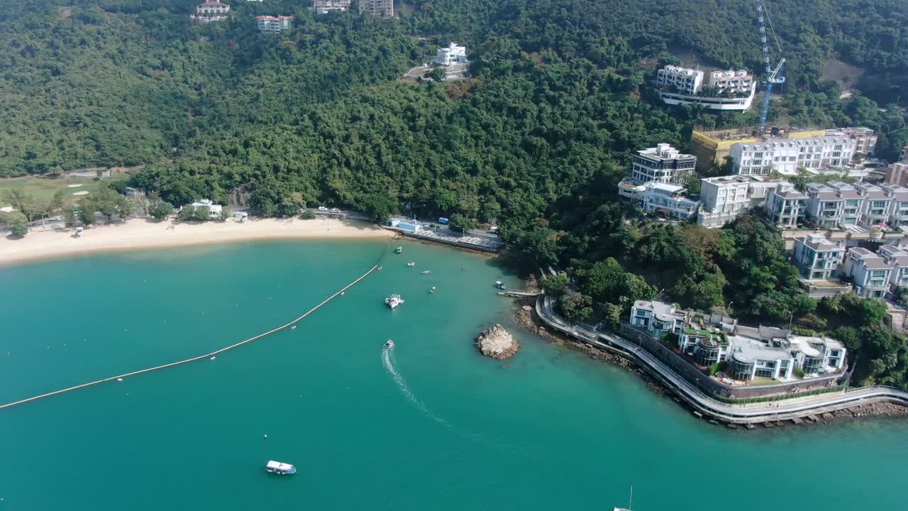 playa pública vacía en hong kong debido a las pautas de bloqueo de covid19, vista aérea