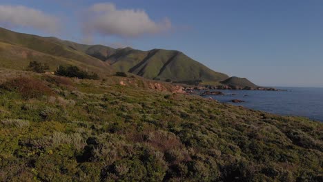 Volar-Sobre-La-Ladera-Cubierta-De-Hierba-Junto-Al-Océano-Pacífico,-Cerca-De-Big-Sur-Y-Carmel,-California