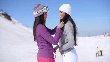 Zwei-Attraktive-Junge-Frauen-Unterhalten-Sich-Im-Schnee