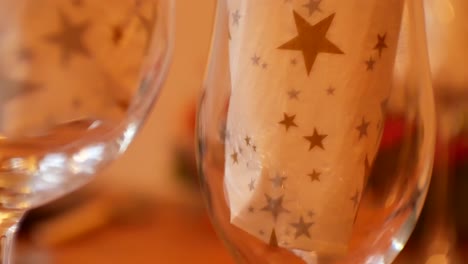 Mesa-De-Comedor-De-Navidad-Copas-De-Vino-Con-Diseños-De-Estrellas-Rojas-En-Servilletas